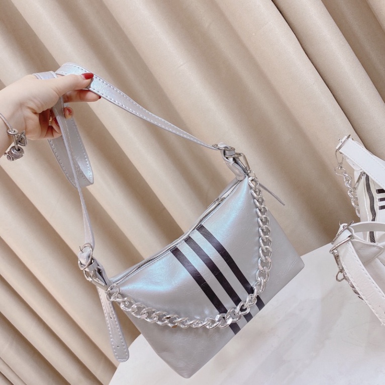 Túi xách nữ đeo chéo da mềm 3 sọc phối xích trắng sang trọng