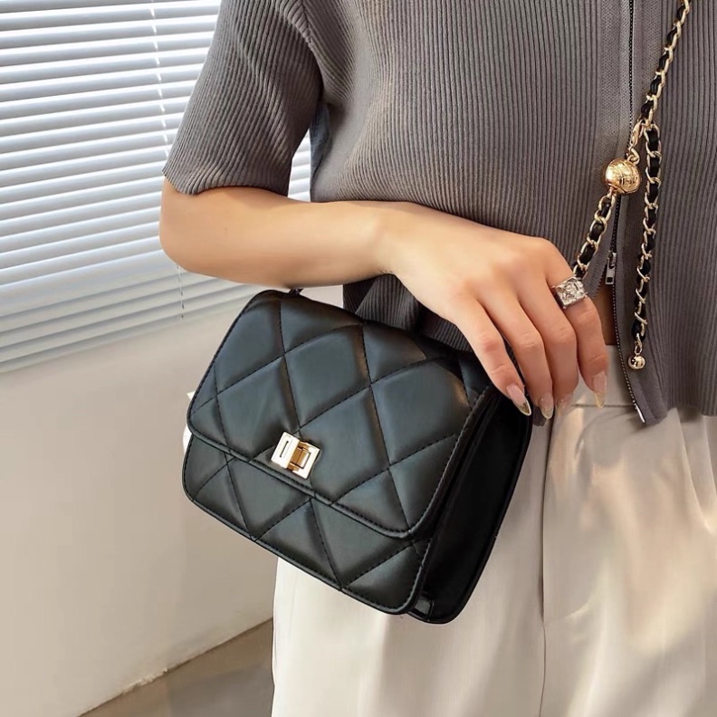 Túi đeo chéo nữ da mềm trần trám khoá xoay dây đeo da phối xích 686 Jellyshop