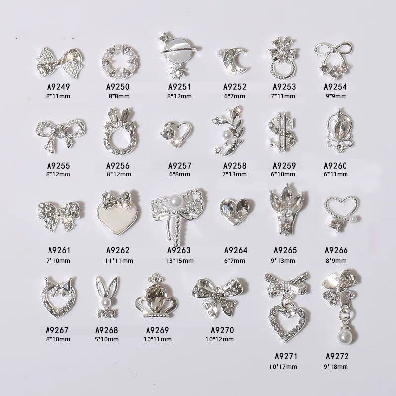 Charm nail màu bạc đá trắng móng tay
