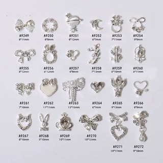 Charm nail màu bạc đá trắng móng tay