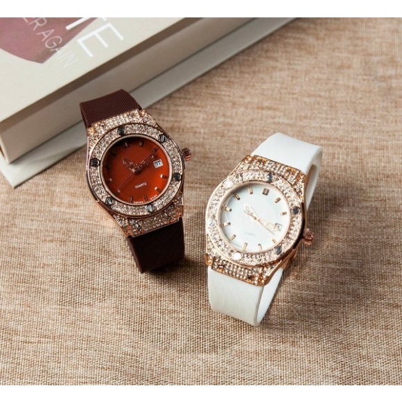 Đồng hồ nữ HBL mặt tròn đính viền đá dây cao su thơm vani cao cấp DHN601