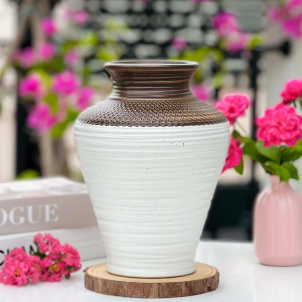 Bình hoa gốm sứ cao cấp men trắng tiêu khắc nổi họa tiết nâu mộc, lọ cắm hoa decor trang trí p/cách Scandinavian Bắc Âu
