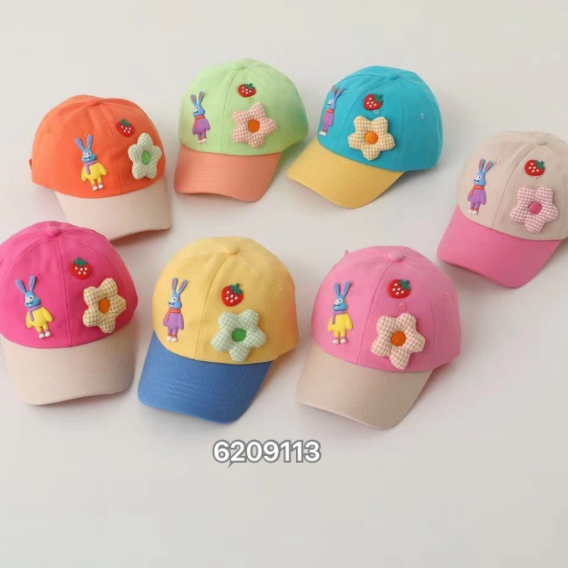 Mũ trẻ em , nón lưỡi trai vải cotton thời thượng đính sticker gấu dâu kèm hoa nổi và thỏ xinh xắn