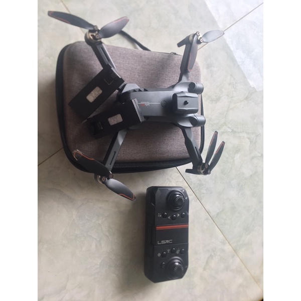 flycam s1s bản 2 pin cũ cần thanh lý,cánh a1 bị vỡ như hình nhưng vẫn có thể bay được có 2 cánh b1 v