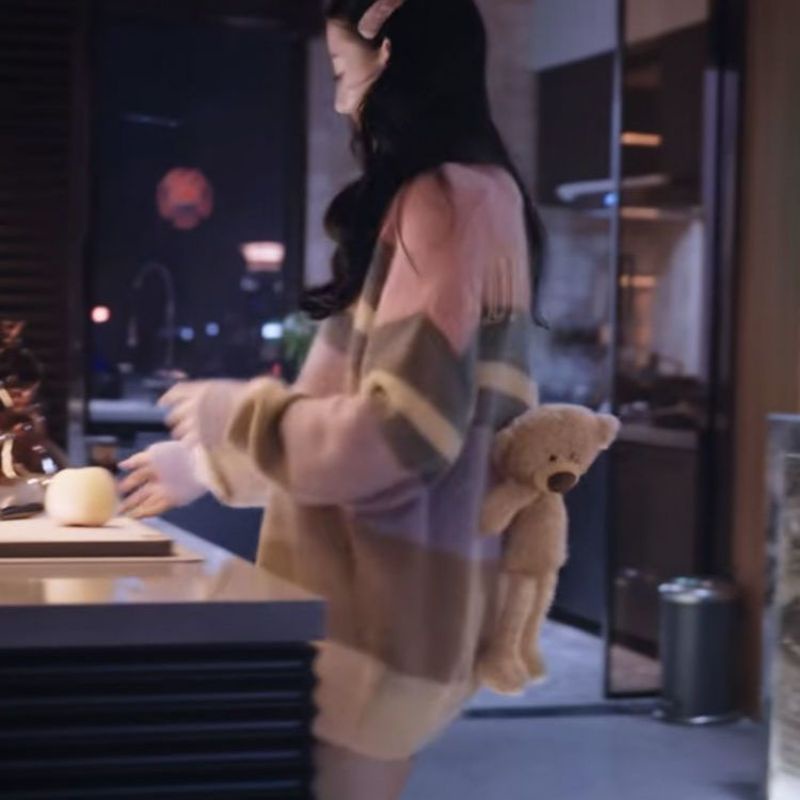 Áo sweater Địch Lệ Nhiệt Ba Dilraba hồng đính gấu bông sau lưng