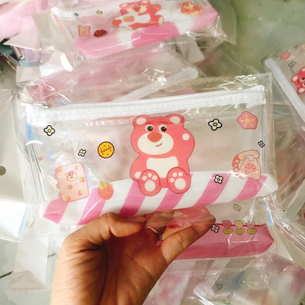 Hộp bút gấu dâu, bóp viết trong suốt gấu dâu cute