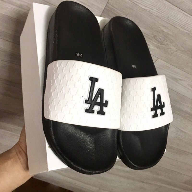Dép Nam quai ngang chữ nổi LA cao câp -hot trend shopmen