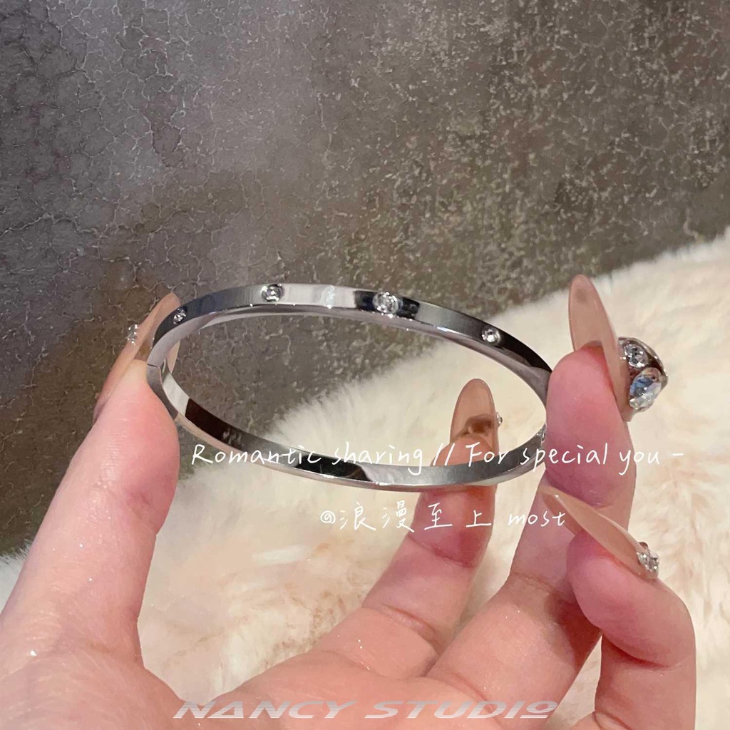 Vòng Đeo Tay Bằng Thép Titan Không Phai Màu Đính Kim Cương Sang Trọng Dễ Phối Đồ