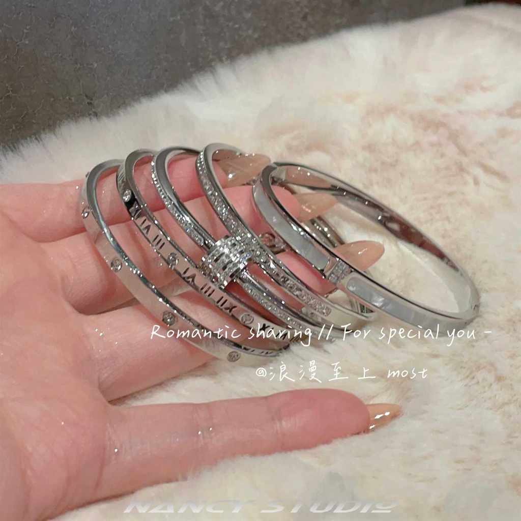 Vòng Đeo Tay Bằng Thép Titan Không Phai Màu Đính Kim Cương Sang Trọng Dễ Phối Đồ