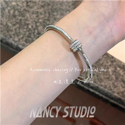 Vòng Đeo Tay Bằng Thép Titan Không Phai Màu Đính Kim Cương Sang Trọng Dễ Phối Đồ