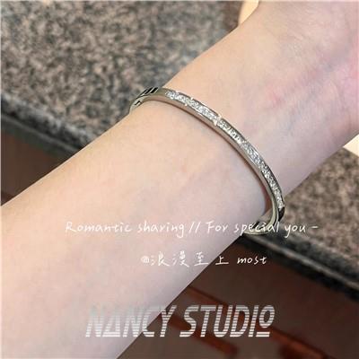 Vòng Đeo Tay Bằng Thép Titan Không Phai Màu Đính Kim Cương Sang Trọng Dễ Phối Đồ