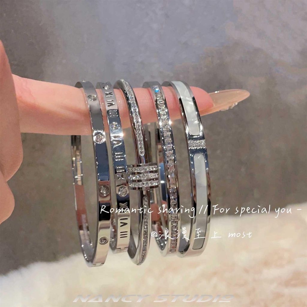 Vòng Đeo Tay Bằng Thép Titan Không Phai Màu Đính Kim Cương Sang Trọng Dễ Phối Đồ