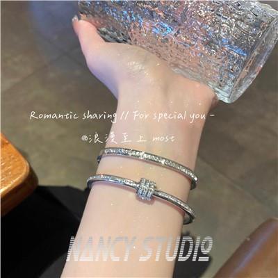 Vòng Đeo Tay Bằng Thép Titan Không Phai Màu Đính Kim Cương Sang Trọng Dễ Phối Đồ