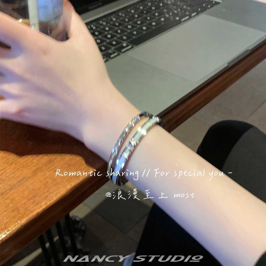 Vòng Đeo Tay Bằng Thép Titan Không Phai Màu Đính Kim Cương Sang Trọng Dễ Phối Đồ