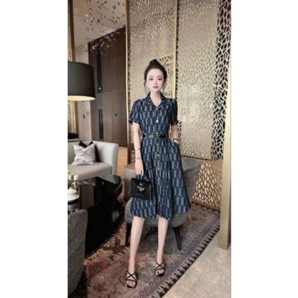 Hàng nhập - Đầm dáng xòe jean cài nút trước cổ sơ mi, váy bò in logo tay ngắn sang trọng