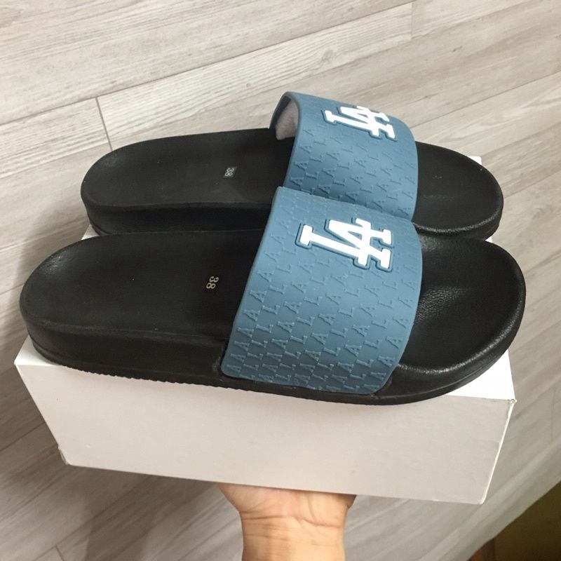 Dép Nam quai ngang chữ nổi LA cao câp -hot trend shopmen