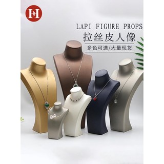 Mô hình trưng bày vòng cổ bằng da