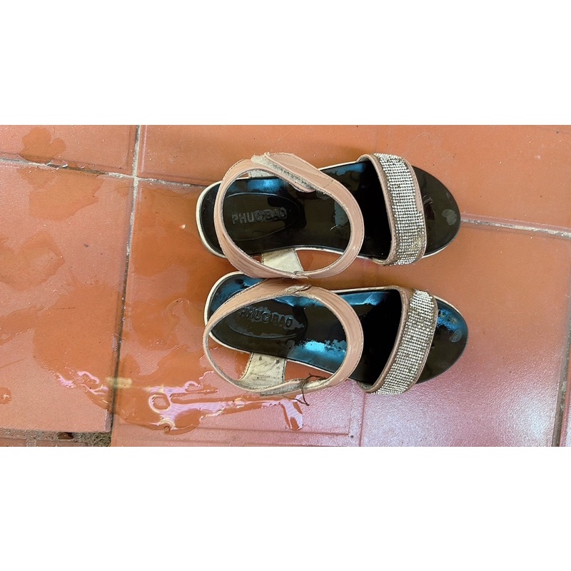 Thanh lý đôi dép xăng đan bé gái size 31 bé 5-7 tuổi used