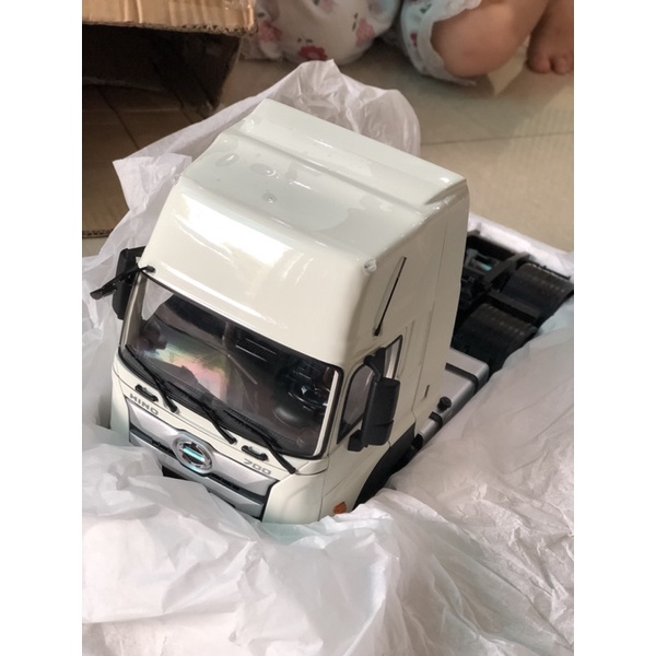 Mô hình xe tải xe đầu kéo container Hino 700 tỷ lệ 1/24 kim loại