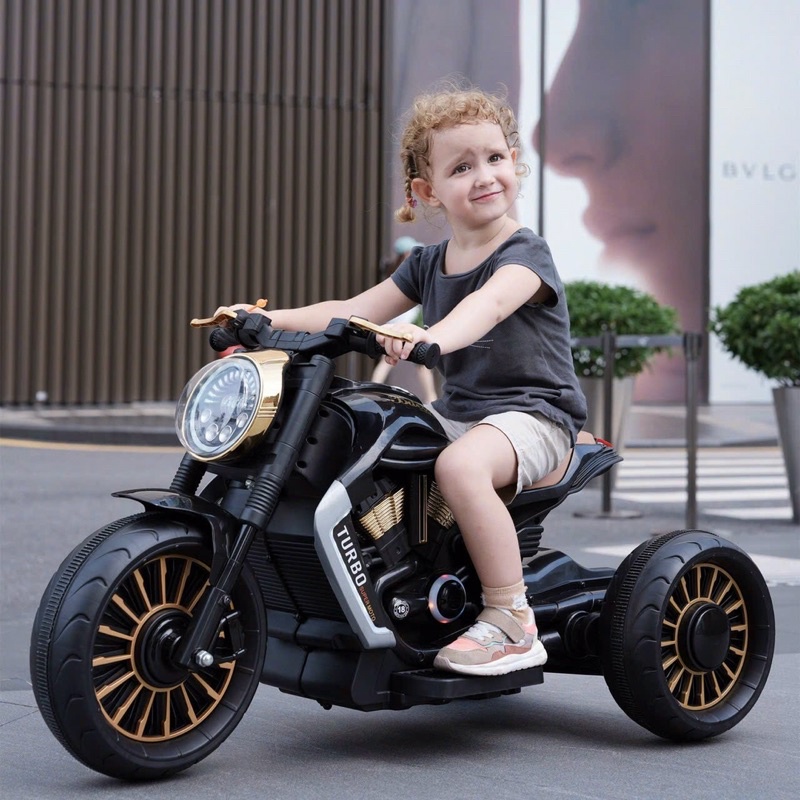 Xe máy 3 bánh, 2 chỗ ngồi cho bé