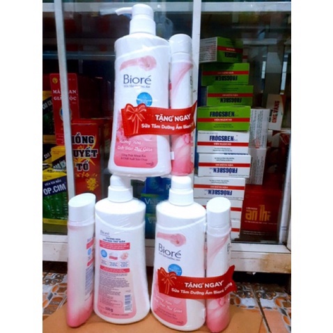 Combo Sữa tắm Bioré dưỡng ẩm hoa anh đào / 530g tặng kèm.