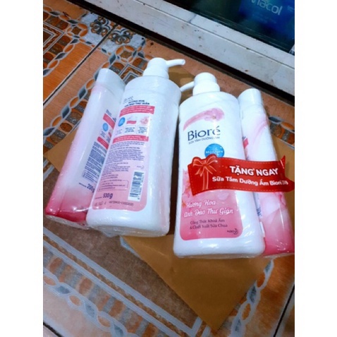 Combo Sữa tắm Bioré dưỡng ẩm hoa anh đào / 530g tặng kèm.