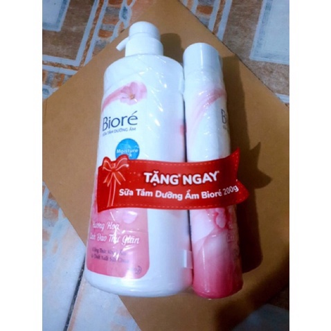 Combo Sữa tắm Bioré dưỡng ẩm hoa anh đào / 530g tặng kèm.