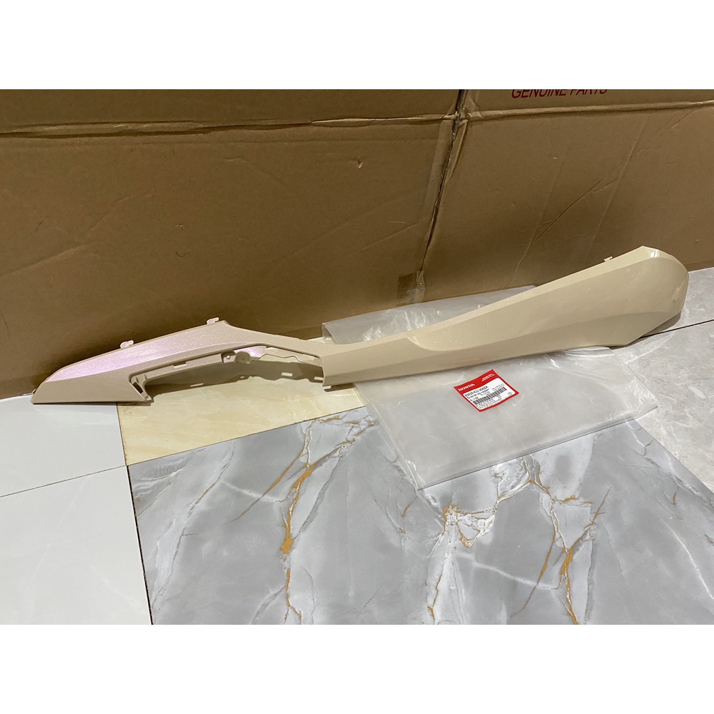 Ốp sàn bên phải | thanh cạnh Lead 125  màu Vàng nhạt *YR299P* chính hãng Honda