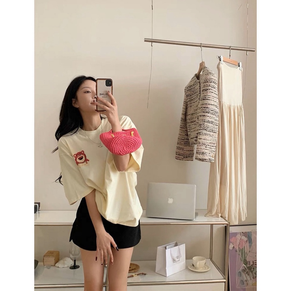 Áo phông nam nữ Tommy Hilfiger in vạch sọc đen trắng đỏ chữ kí quanh áo. Áo Thun Unisex Form Unisex Siêu Hot 2023