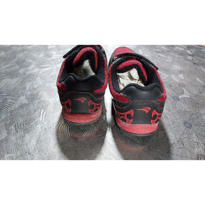 Giầy thể thao hiệu bé trai size 33.