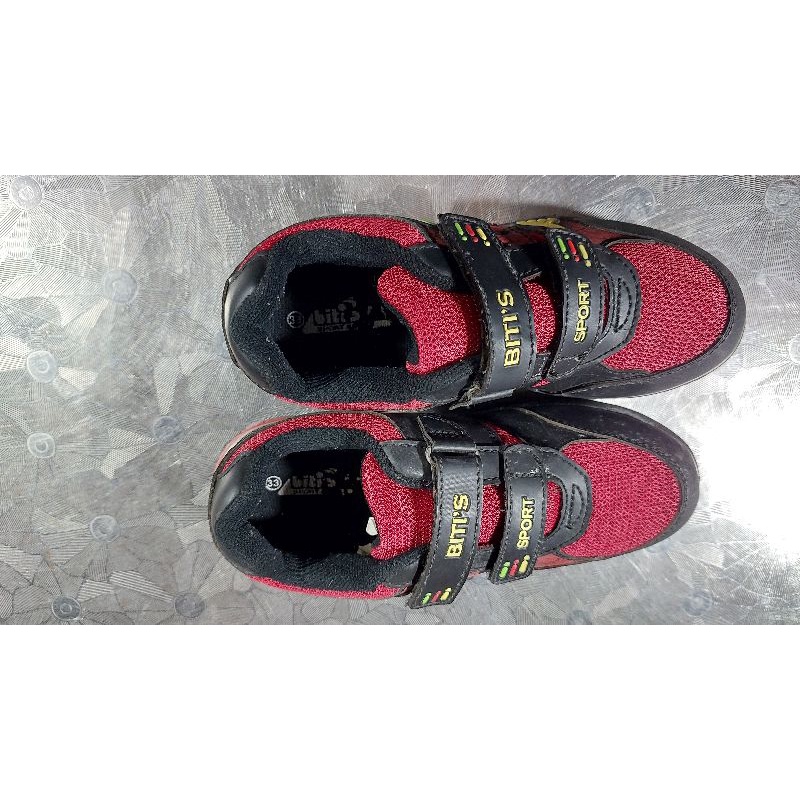 Giầy thể thao hiệu bé trai size 33.