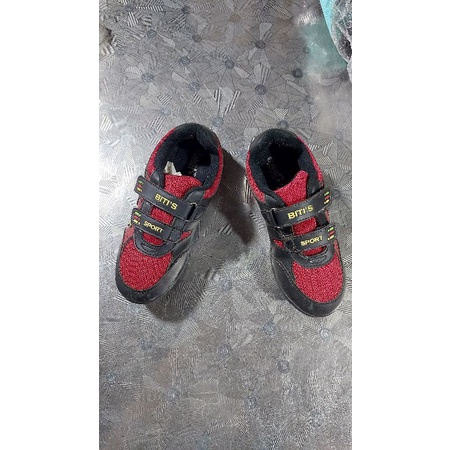 Giầy thể thao hiệu bé trai size 33.