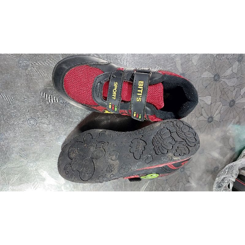 Giầy thể thao hiệu bé trai size 33.