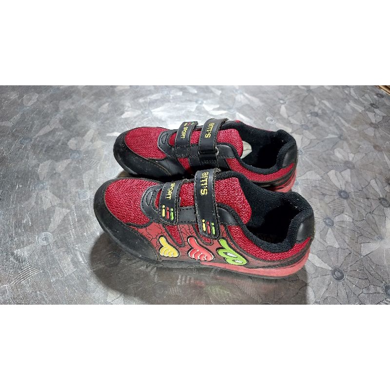 Giầy thể thao hiệu bé trai size 33.