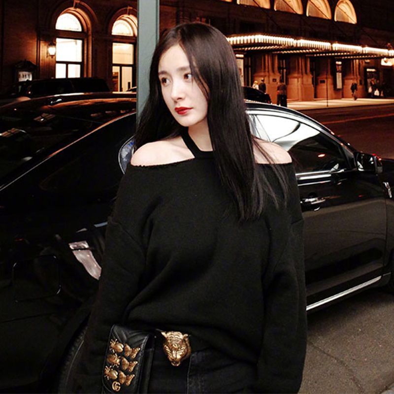 Áo len đen hở vai Dương Mịch khí chất quyến rũ