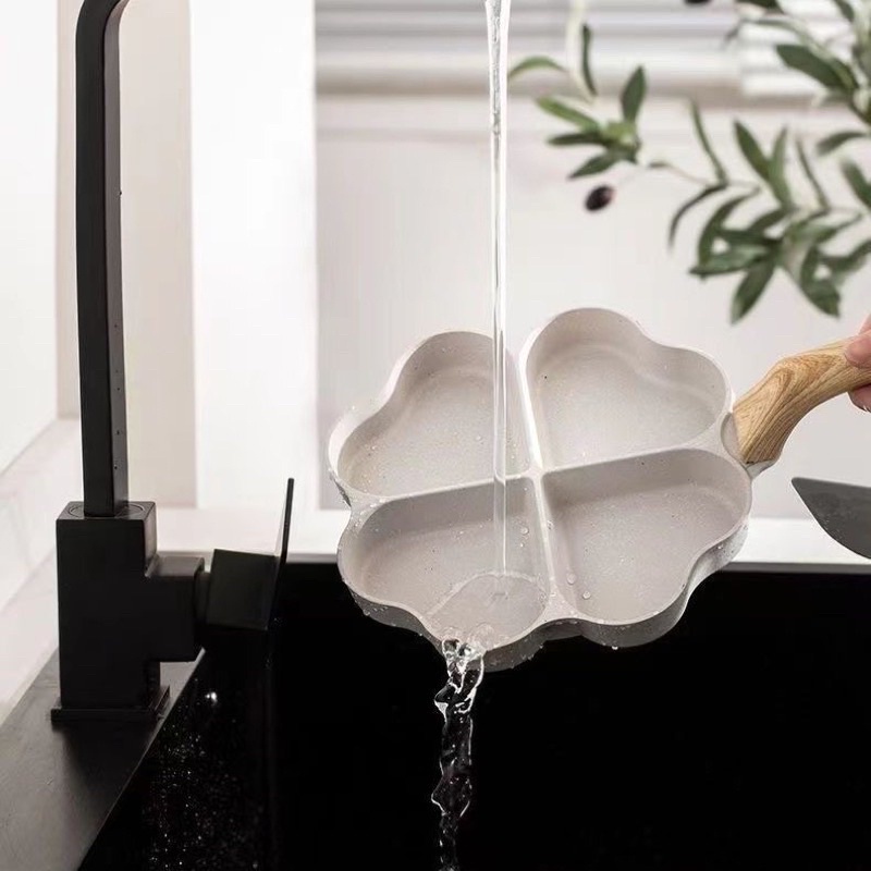 Chảo đá tình yêu chia 4 ngăn chống dính cán gỗ dùng cho bếp từ,ga,hồng ngoại - Lapis Decor