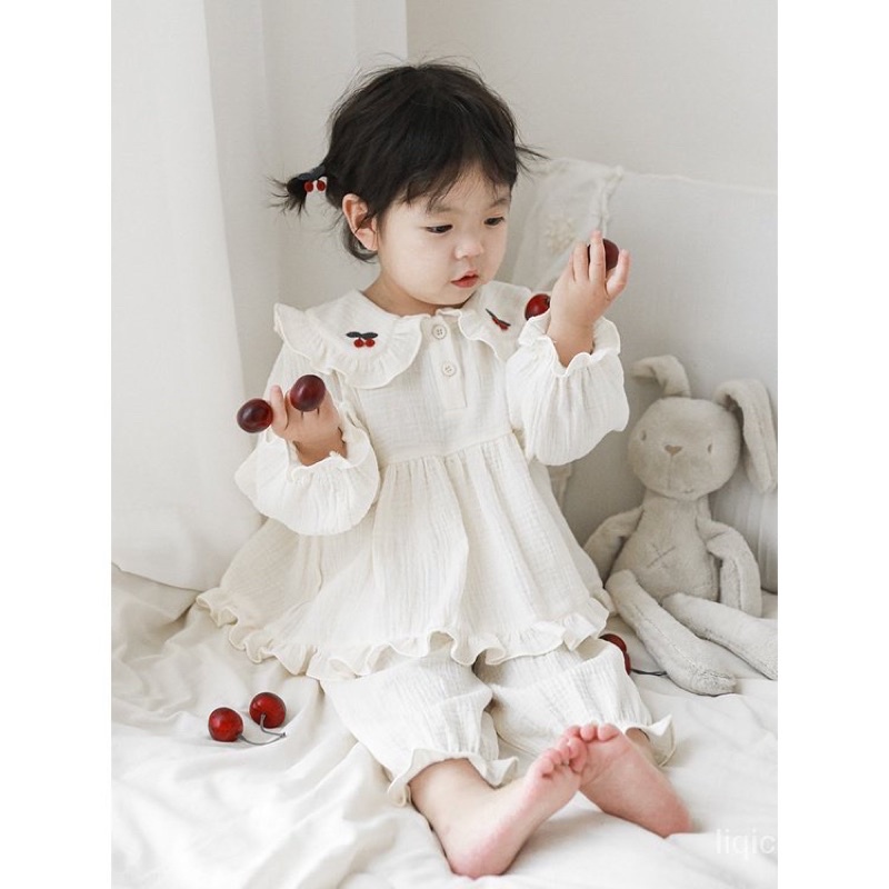 Bộ xô muslin dài tay cổ sen thêu xinh xắn cho bé gái mặc thu đông