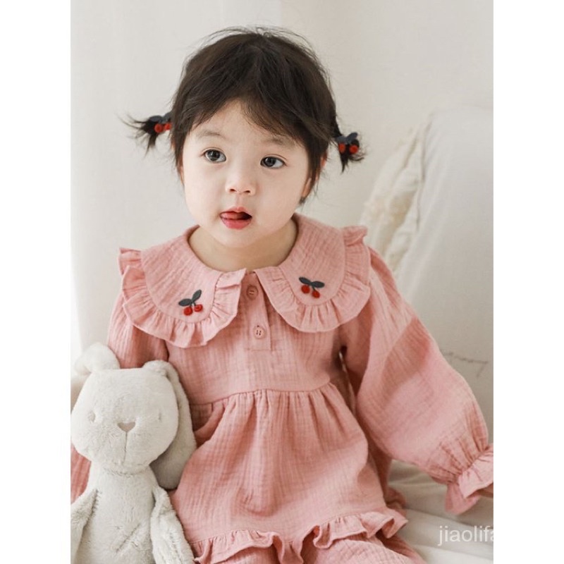 Bộ xô muslin dài tay cổ sen thêu xinh xắn cho bé gái mặc thu đông