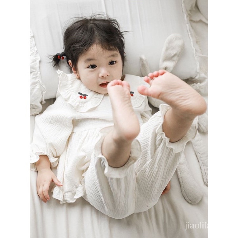 Bộ xô muslin dài tay cổ sen thêu xinh xắn cho bé gái mặc thu đông