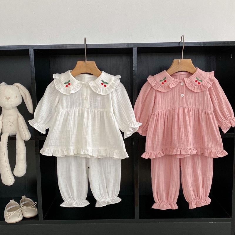Bộ xô muslin dài tay cổ sen thêu xinh xắn cho bé gái mặc thu đông