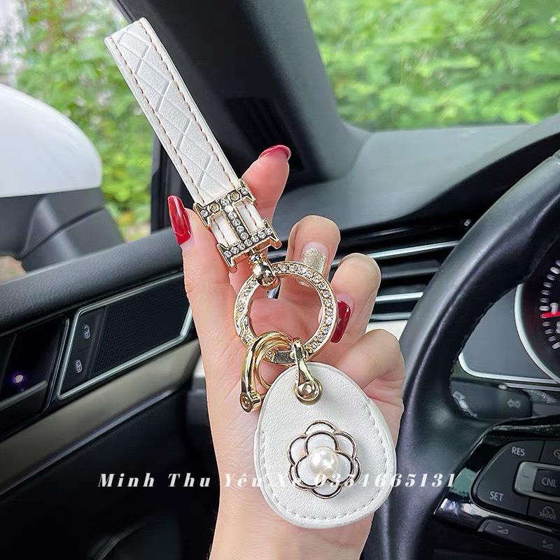 Móc khóa ô tô đính đá hoa trà siêu xinh