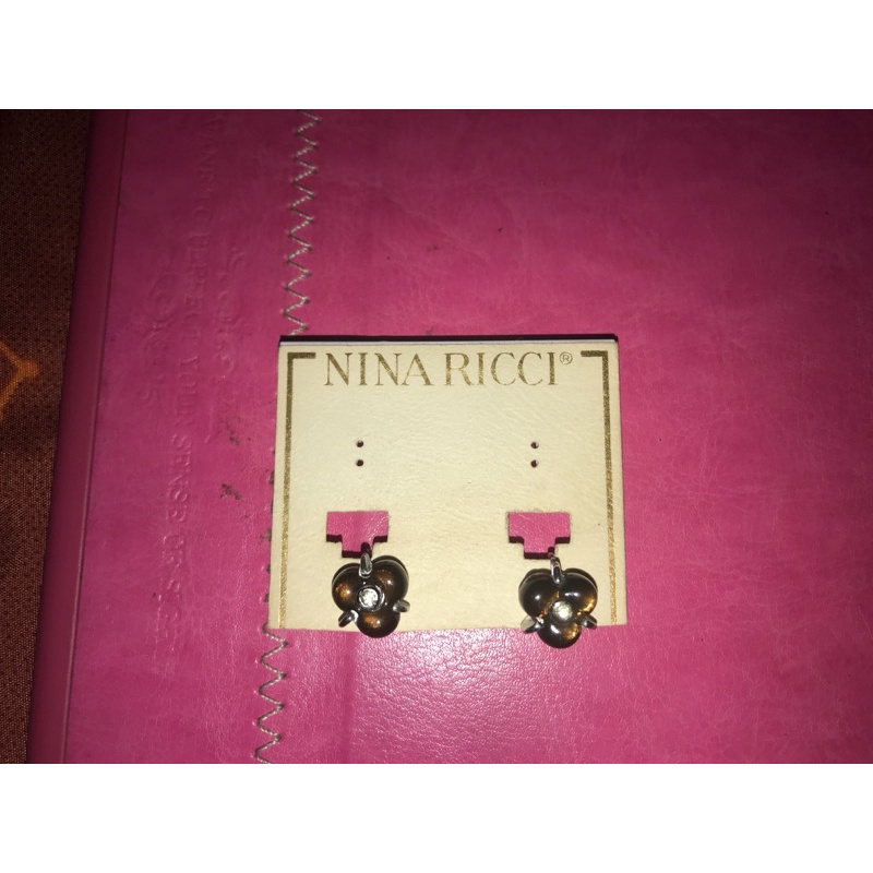 Hoa tai hiệu nina ricci đá nâu độc đáo