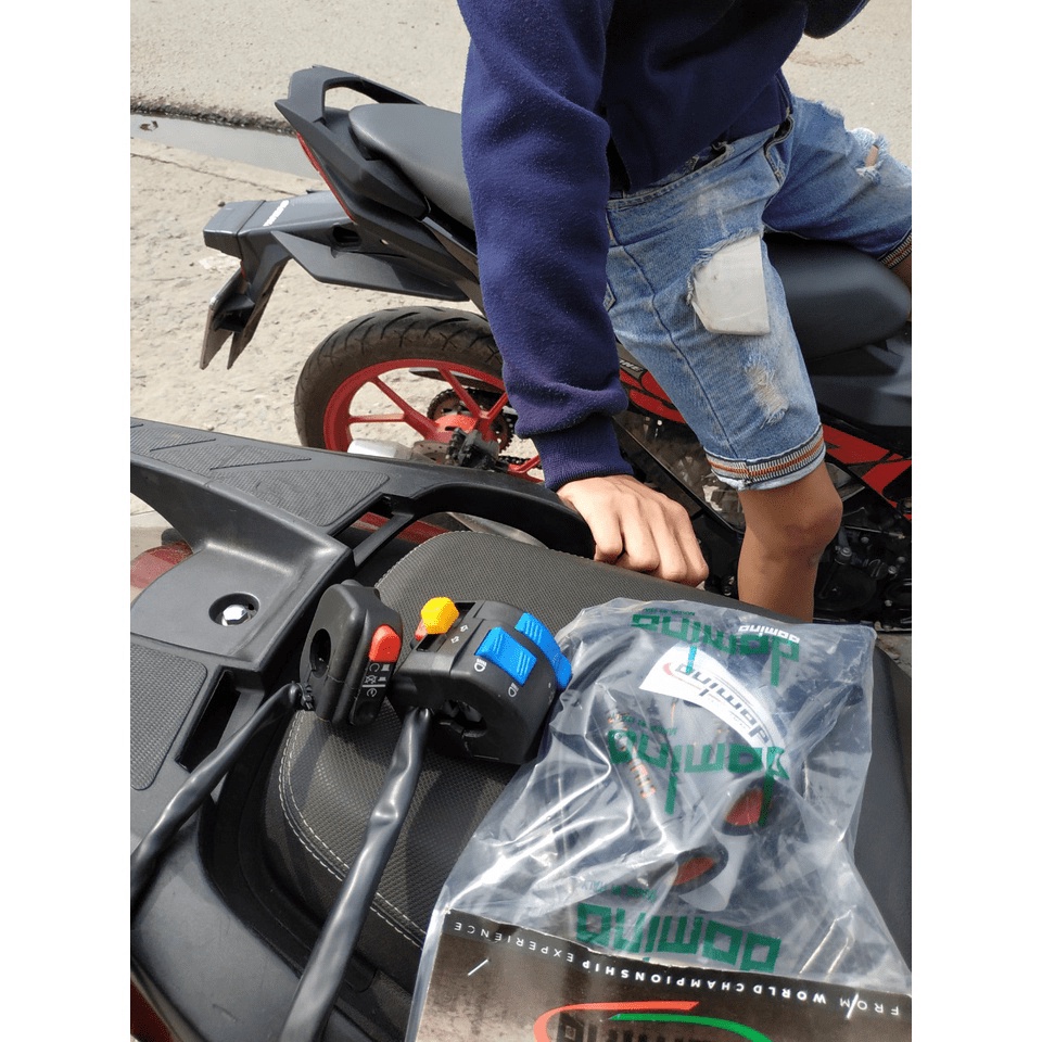 Combo Cùm Công Tắc Fz + Cùm Tăng Tốc Domino tặng kèm Bao Tay Daytona gắn mọi loại xe máy Sirius Ex Winner