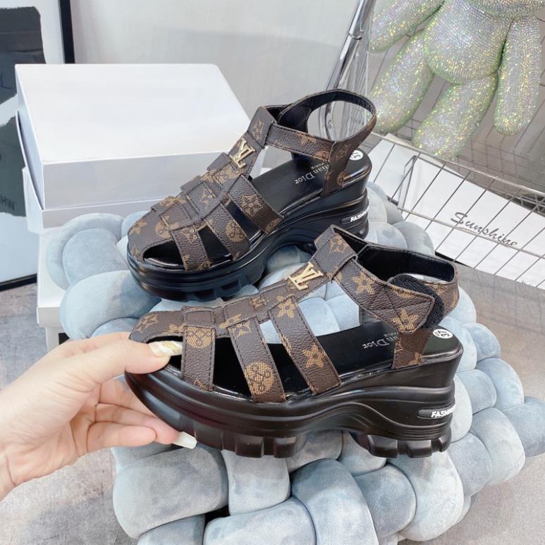 GIÀY SANDAL RỌ L.V FULL HOẠ TIẾT ĐẾ THÔ ĐÚC CAO 7 PHÂN CÁ TÍNH