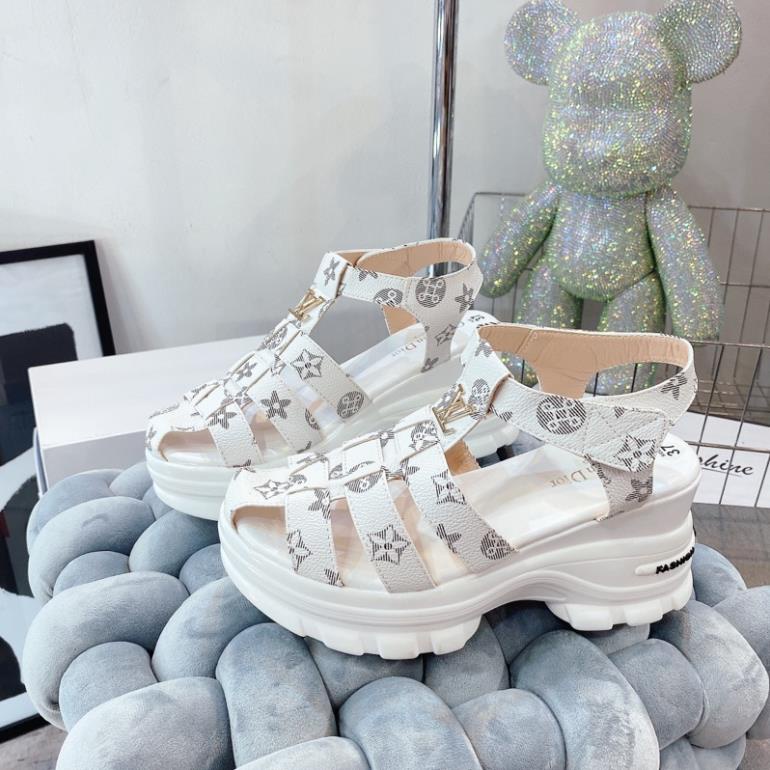 GIÀY SANDAL RỌ L.V FULL HOẠ TIẾT ĐẾ THÔ ĐÚC CAO 7 PHÂN CÁ TÍNH