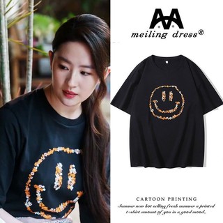 Áo phông đen mặt cười Lưu Diệc Phi