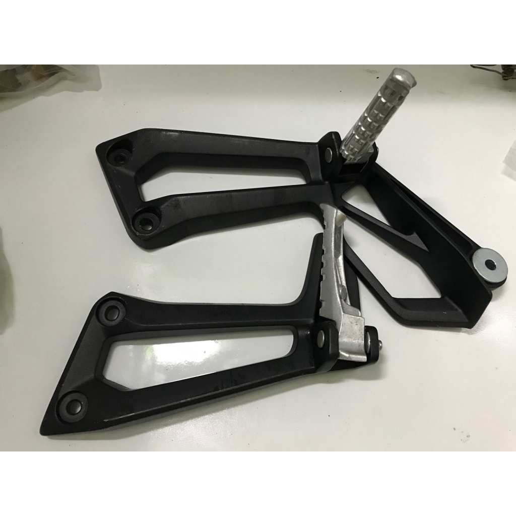 Rẻ đặc biệt - Bách gác chân sau ex 150cc 1 bộ  Bách nhôm sau ex 150 bên trái bách gác chân sau ex 150 bê