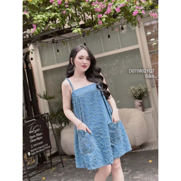 Đầm jean vân nổi 2 dây 2 túi hoa 0708