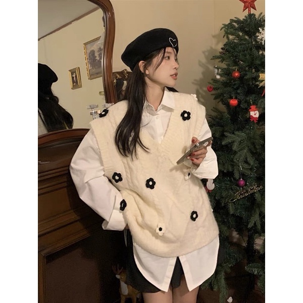 Áo gile len dệt, sát nách màu trắng đính hoa nổi + áo sơmi trắng, phong cách vintage