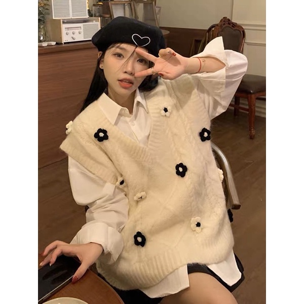Áo gile len dệt, sát nách màu trắng đính hoa nổi + áo sơmi trắng, phong cách vintage